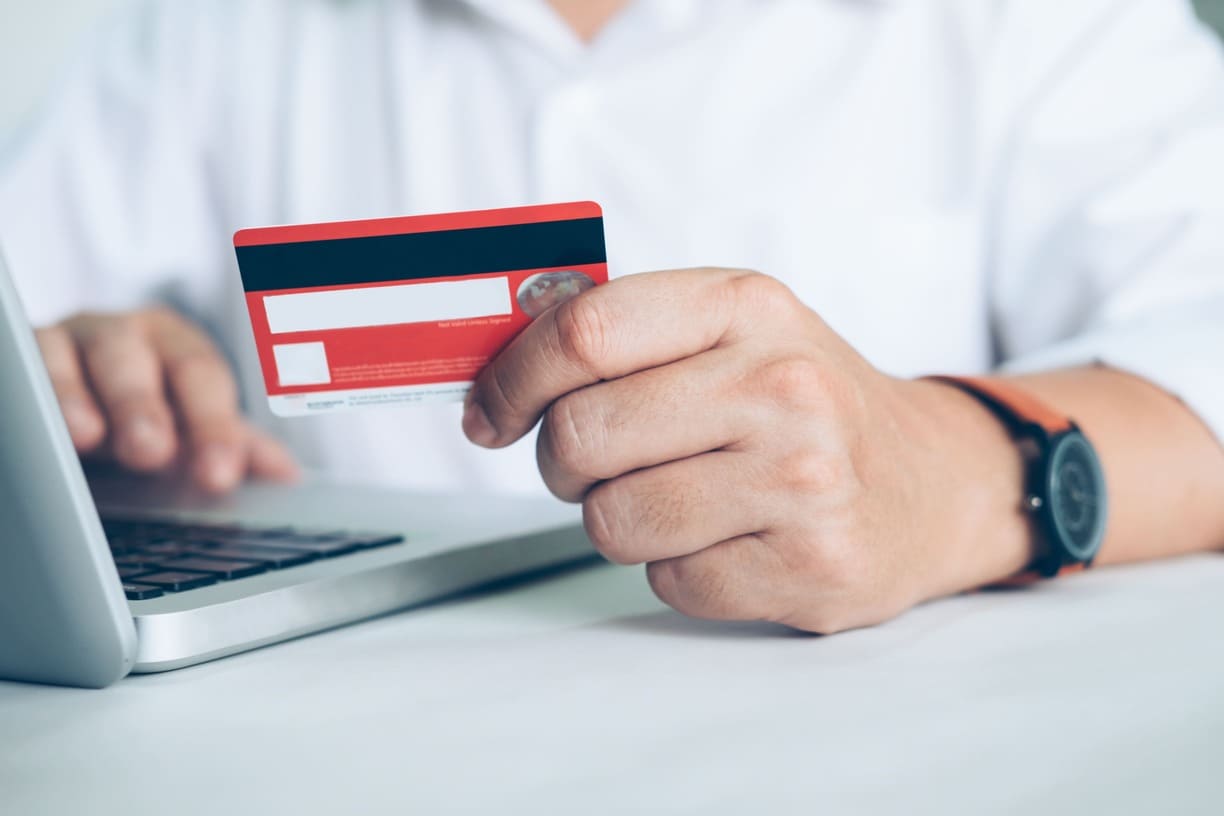 信用卡功能多元，但是建議勿動用循環利息和預借現金的功能，容易導致信用分數低落