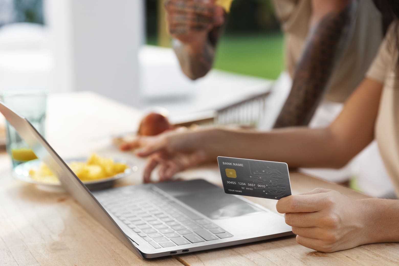 使用信用卡能讓你脫離信用小白，但也有可能讓你的信用出現瑕疵，使用上不得不慎！